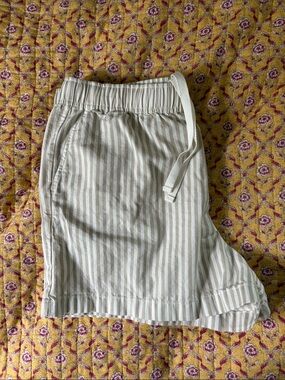 Uniqlo • Beige and White Striped Shorts (Size L)